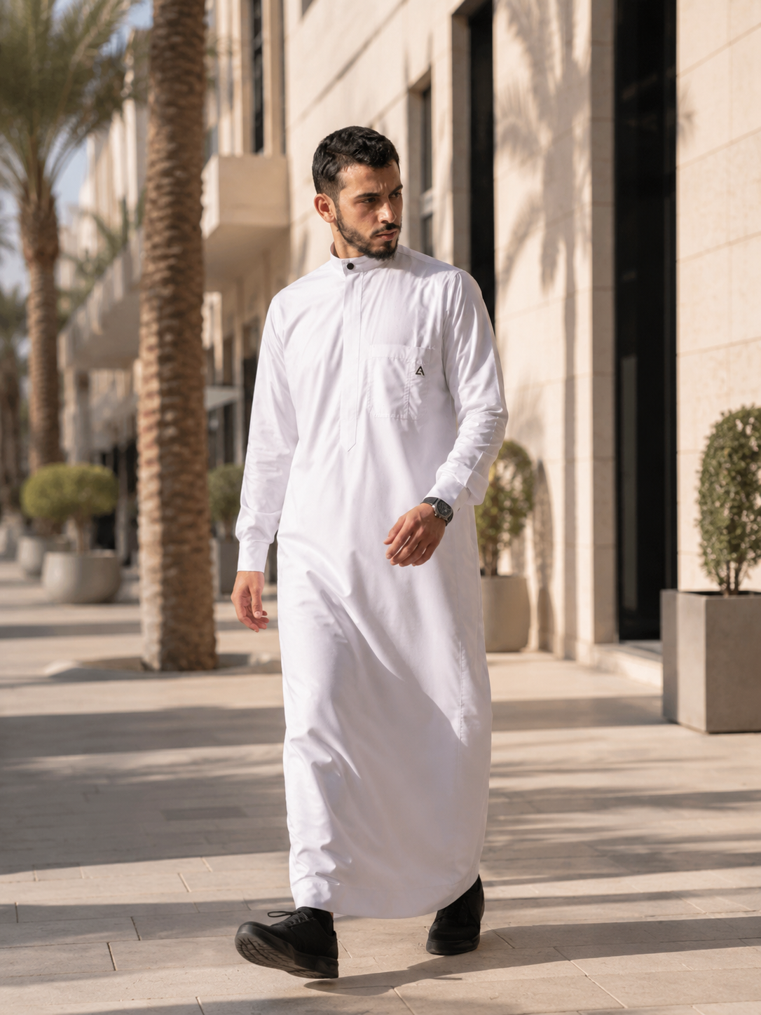 Qamis LANSARI blanc - vue en mouvement